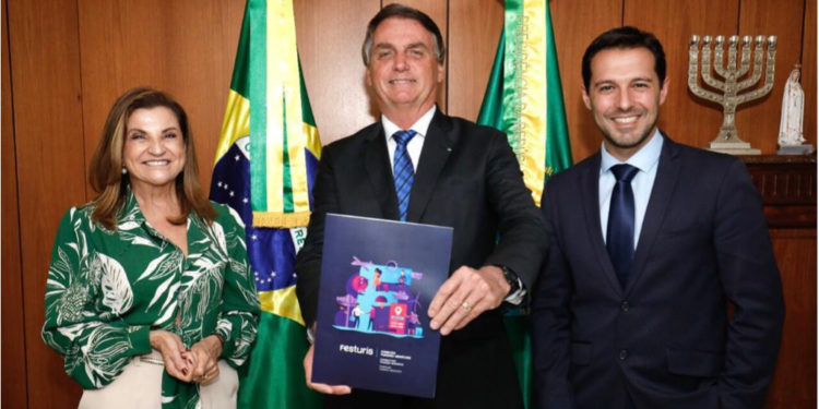 PRESIDENTE DA REPÚBLICA E MINISTRO DO TURISMO RECEBEM CONVITES PARA O FESTURIS 2021