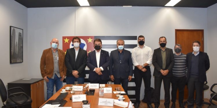 Secretário de Turismo e Viagens do Estado de São Paulo Vinicius Lummertz, recebeu prefeito Gil Helou e representantes de Águas de Lindóia
