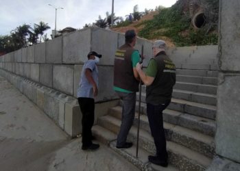 Dois hotéis em Natal RN são notificados por lançamento de água residual de piscinas na praia.