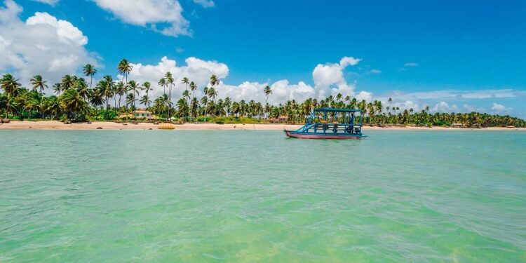 Praia de Patacho no município de Porto de Pedras, umas da joias alagoanas tem selo azul
