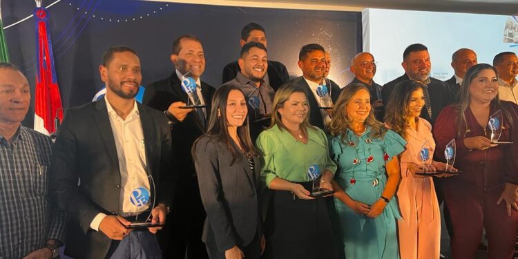 Projeto Rota do Mel de Boa Vista do Ramos AM, é homenageado por prêmio do Sebrae