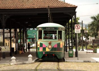 Grupos podem agendar passeios no bonde de Santos SP