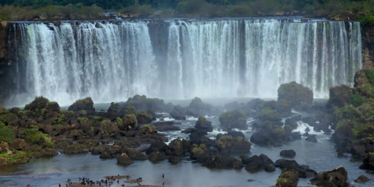 Indicadores mostram volta do turista estrangeiro em Foz do Iguaçu PR