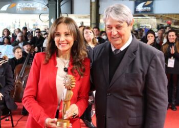 Abertura do 50º Festival de Cinema foi marcada por homenagens em Gramado RS