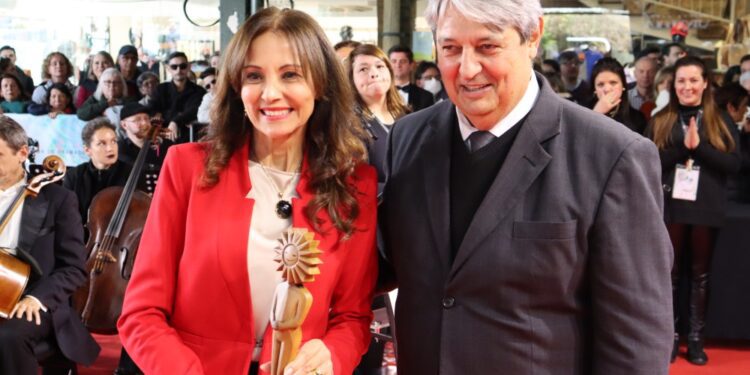 Abertura do 50º Festival de Cinema foi marcada por homenagens em Gramado RS