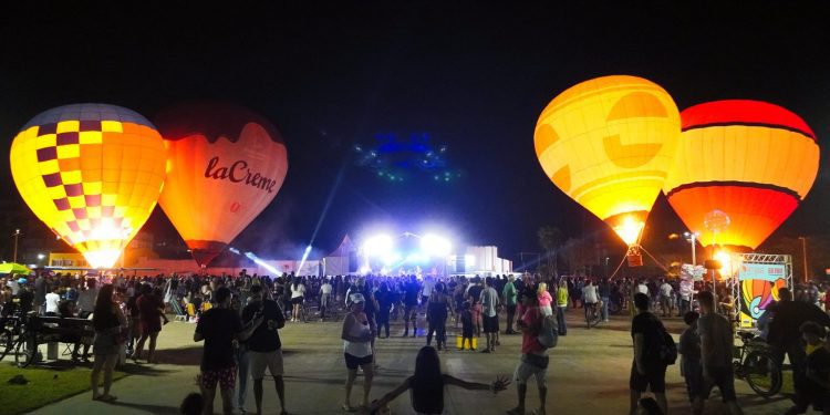 FESTIVAL DE BALONISMO ENCANTOU PÚBLICO COM SHOW DE CORES E MAGIA À BEIRA-MAR EM GUARUJÁ SP