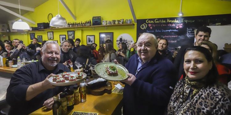 Prefeito Rafael Greca participa da abertura do Festival de Carne de Onça em Curitiba PR