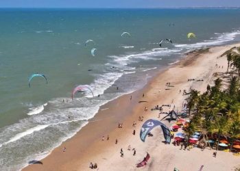 Caucaia CE, bate próprio recorde mundial com 884 kitesurfistas velejando no mar da praia do Cumbuco