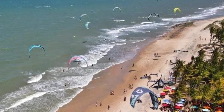 Caucaia CE, bate próprio recorde mundial com 884 kitesurfistas velejando no mar da praia do Cumbuco