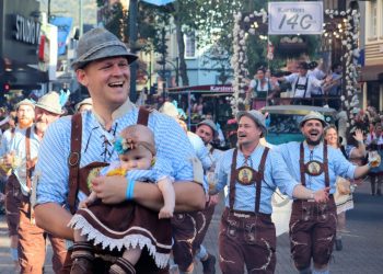 Desfile na Rua 15 e atração musical internacional movimentaram o sábado da 37ª Oktoberfest de Blumenau SC