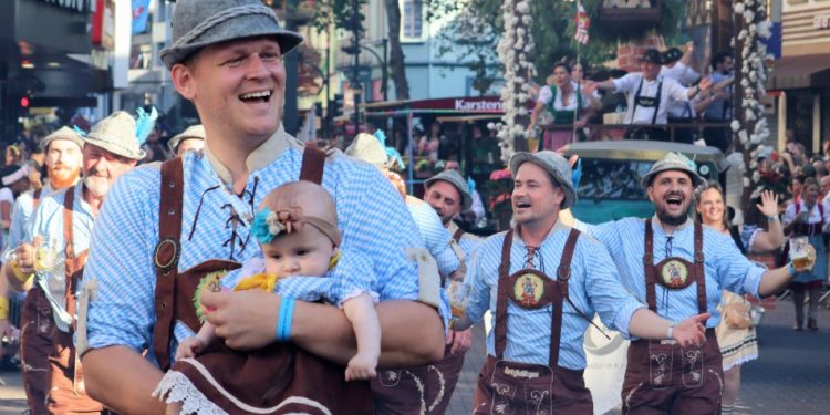 Desfile na Rua 15 e atração musical internacional movimentaram o sábado da 37ª Oktoberfest de Blumenau SC