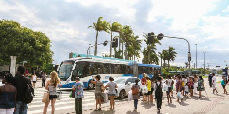 Floripa oferece transporte gratuito aos finais de semana durante o verão