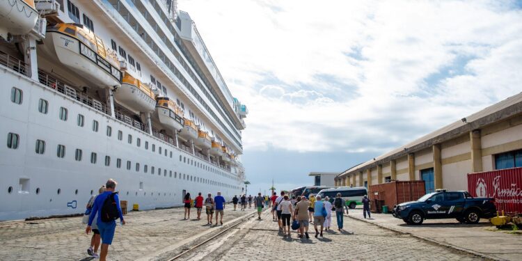 Costa Favolosa, que veio da cidade de Recife, trouxe 1.612 turistas e 1008 tripulantes de várias partes do Brasil e do mundo. Foto: Juliete Santos / Secom Maceió