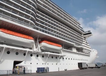 Maior navio da temporada brasileira de cruzeiros faz primeira escala em Santos SP