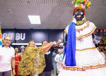 Prefeito em exercício, Caio André recebeu boneca Kamélia e abriu oficialmente o Carnaval 2023 em Manaus AM