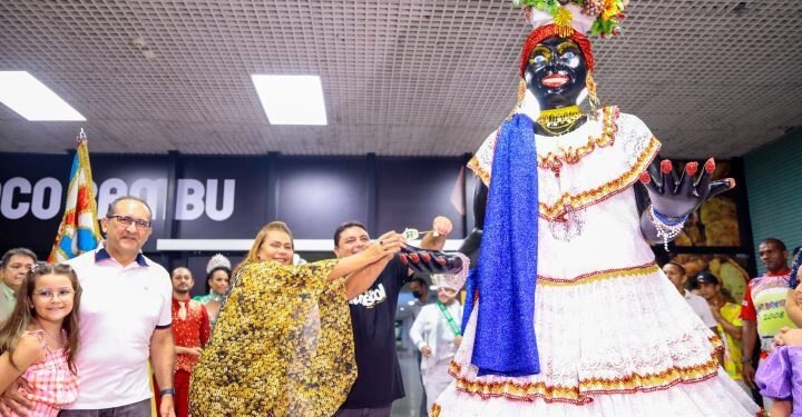 Prefeito em exercício, Caio André recebeu boneca Kamélia e abriu oficialmente o Carnaval 2023 em Manaus AM