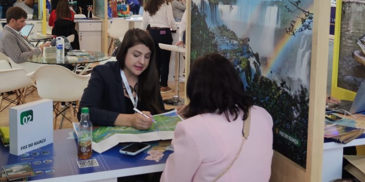 Secretaria de Turismo e Projetos Estratégicos representa o município de Foz do Iguaçu PR, em feira na Colômbia