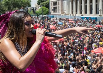 Lexa reúne 50 mil foliões na abertura da temporada oficial de megablocos no Centro do Rio de Janeiro