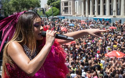 Lexa reúne 50 mil foliões na abertura da temporada oficial de megablocos no Centro do Rio de Janeiro