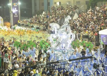 Festa e arquibancadas lotadas marcam segundo dia de desfiles do carnaval santista