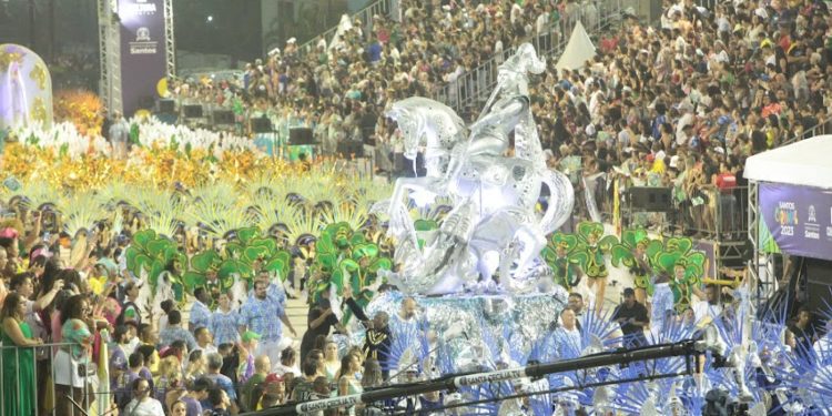 Festa e arquibancadas lotadas marcam segundo dia de desfiles do carnaval santista