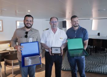 Prefeitura de Manaus AM entrega placa de boas-vindas ao cruzeiro M/S Silver Shadow