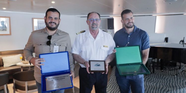Prefeitura de Manaus AM entrega placa de boas-vindas ao cruzeiro M/S Silver Shadow
