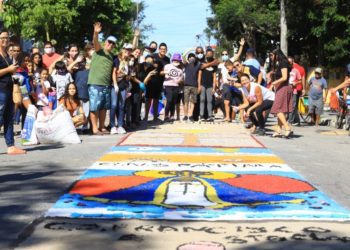 Feriado tem confecção de Tapetes de Sal na festa católica de Corpus Christi em Rio das Ostras RJ