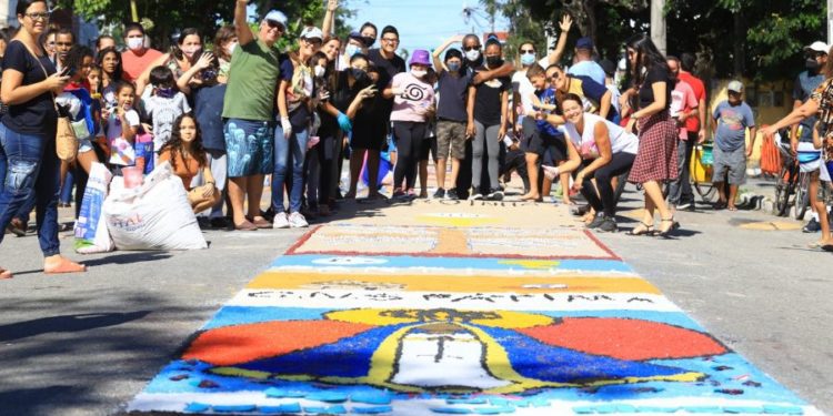 Feriado tem confecção de Tapetes de Sal na festa católica de Corpus Christi em Rio das Ostras RJ