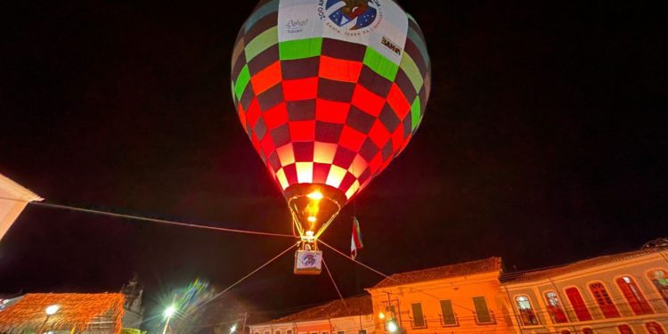 Música, balonismo e show aéreo divertem turistas no Bicentenário da Independência em Salvador BA